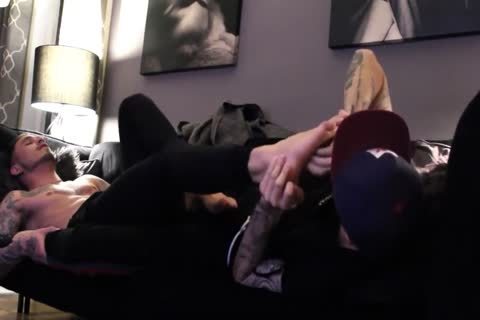 yummy Tatted man With good Feet gets Worshiped And Cums